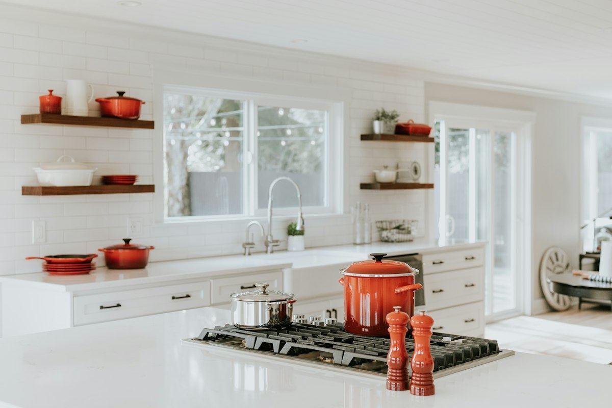 A clean, well-organised modern kitchen